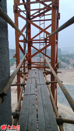 記者體驗|塔吊司機(jī):&ldquo;云端&rdquo;上的生活充滿挑戰(zhàn)與未知